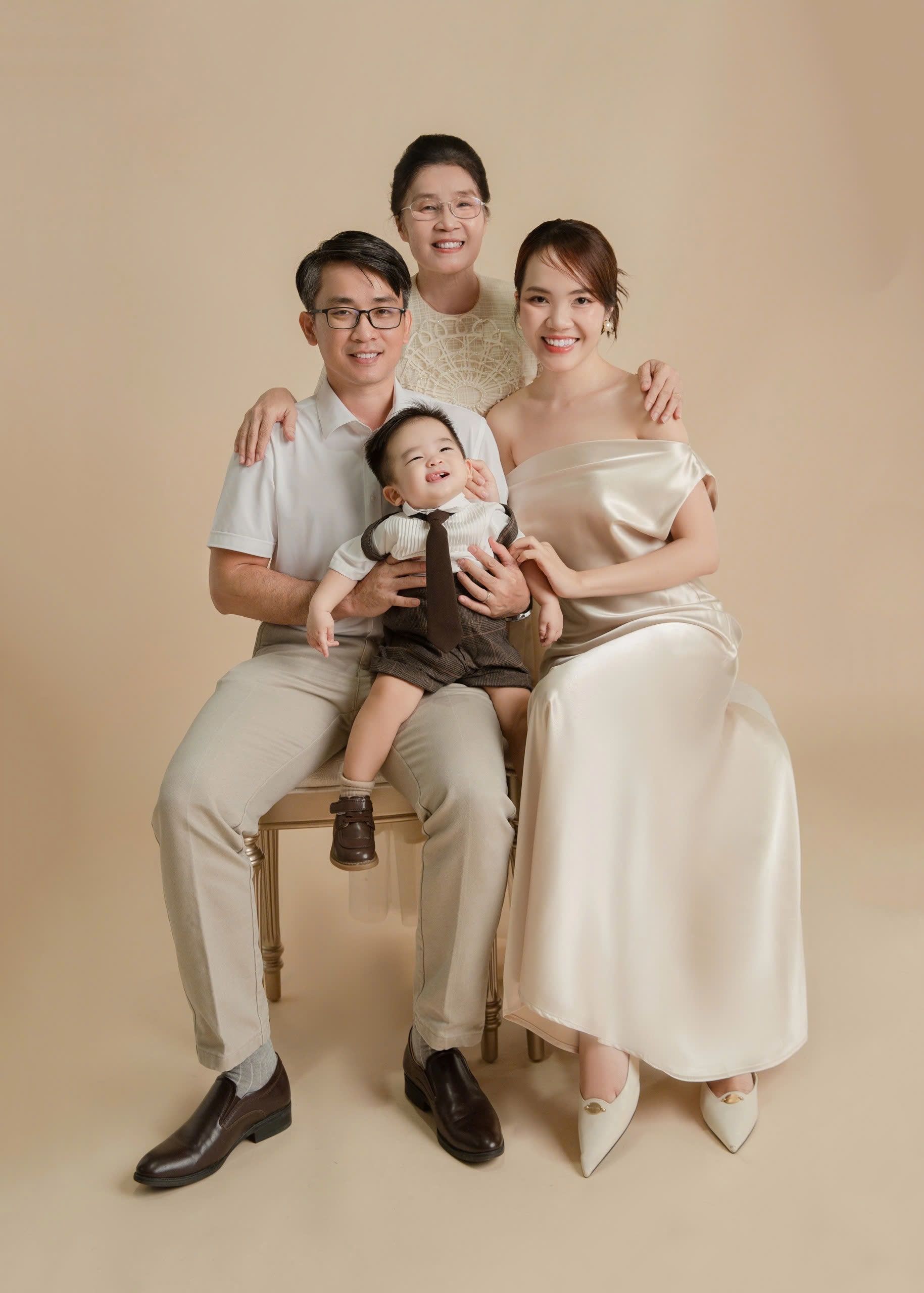 Cherished Family Connections: Heartwarming Family Photoshoot Services in Vietnam