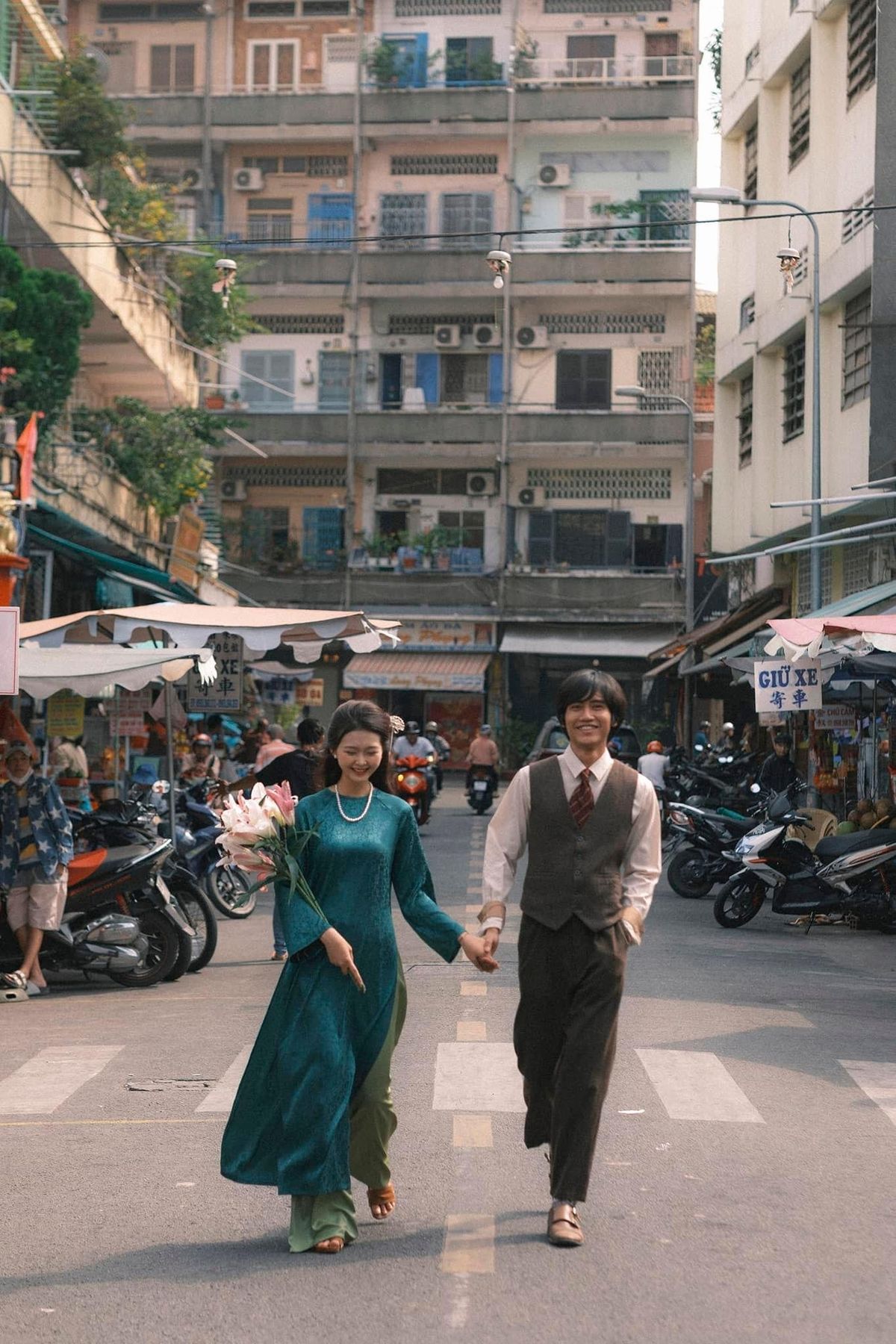 The Pulse of City Life: Expressive Street Photography Tours in Vietnam