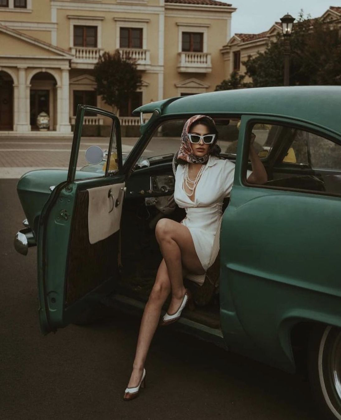 Classic Retro Charm: Stylish Vintage Car Photoshoot Concepts in Vietnam